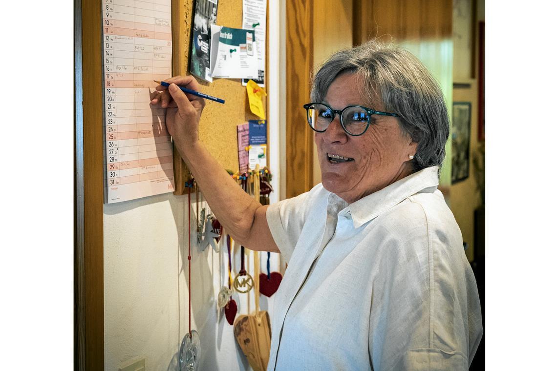 Ob App oder Zettel: Auch in Backnang wird notiert Ihr Terminkalender im Flur ist für Irmgard Hestler unersetzlich. Foto: Alexander Becher