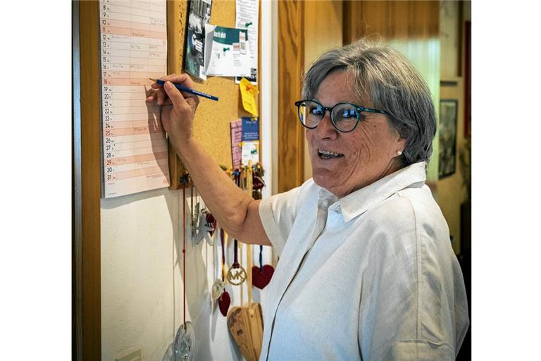 Ihr Terminkalender im Flur ist für Irmgard Hestler unersetzlich. Foto: Alexander Becher