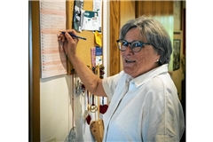 Ihr Terminkalender im Flur ist für Irmgard Hestler unersetzlich. Foto: Alexander Becher