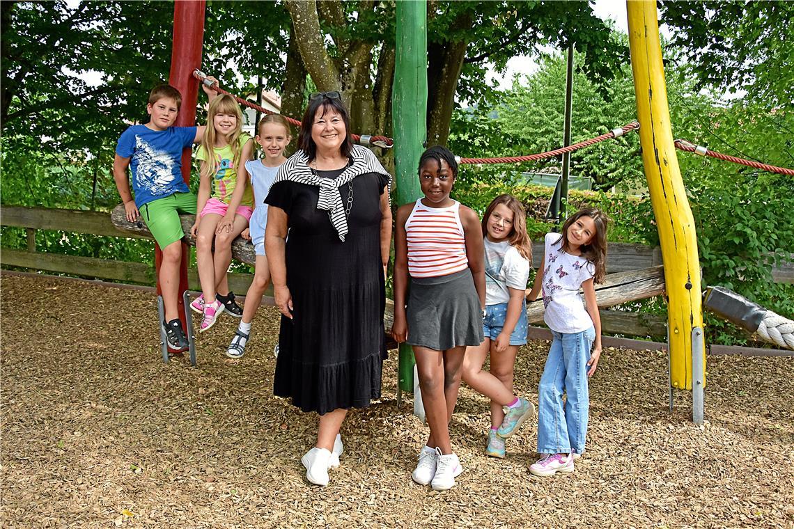 Ihre derzeitigen 62 Schülerinnen und Schüler kennt Ursula Naundorf (Mitte) alle namentlich – ein großer Vorteil kleiner Dorfschulen, findet die Leiterin der Kleinaspacher Grundschule. Mit ihr auf dem Bild versammelt haben sich stellvertretend für die Schülerschaft Jaro Engele (von links), Karlotta Holderle, Noelie Asimus, Angelika Akinbode, Zoey Zwarg und Karina Andrei. Foto: Tobias Sellmaier