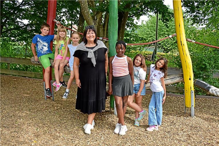 Ihre derzeitigen 62 Schülerinnen und Schüler kennt Ursula Naundorf (Mitte) alle namentlich – ein großer Vorteil kleiner Dorfschulen, findet die Leiterin der Kleinaspacher Grundschule. Mit ihr auf dem Bild versammelt haben sich stellvertretend für die Schülerschaft Jaro Engele (von links), Karlotta Holderle, Noelie Asimus, Angelika Akinbode, Zoey Zwarg und Karina Andrei. Foto: Tobias Sellmaier