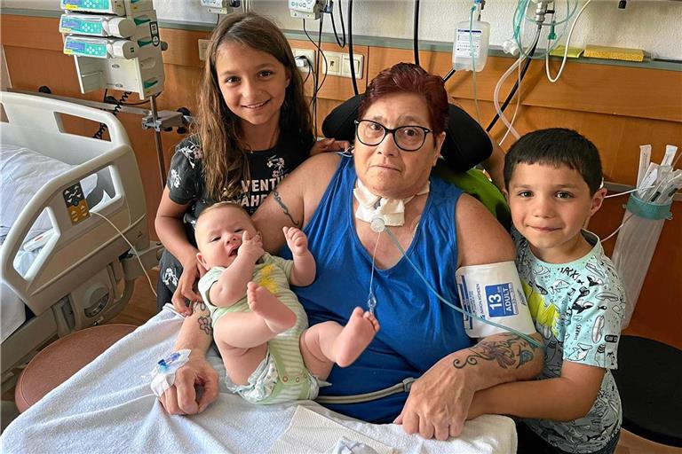 Ihre Enkelkinder versuchen, Renate Klenk im Krankenhaus aufzumuntern. Die 67-Jährige ist seit vergangenem Jahr querschnittsgelähmt und auf ein Tracheostoma angewiesen. Foto: privat