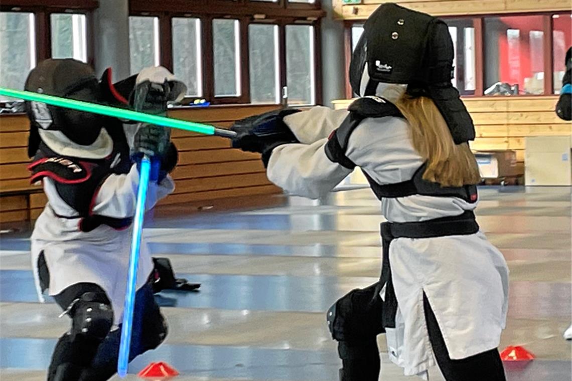 Ihre Fechtkenntnisse haben sich für Kiana Wippler (rechts) im Lichtschwerttraining als hilfreich erwiesen. Foto: privat