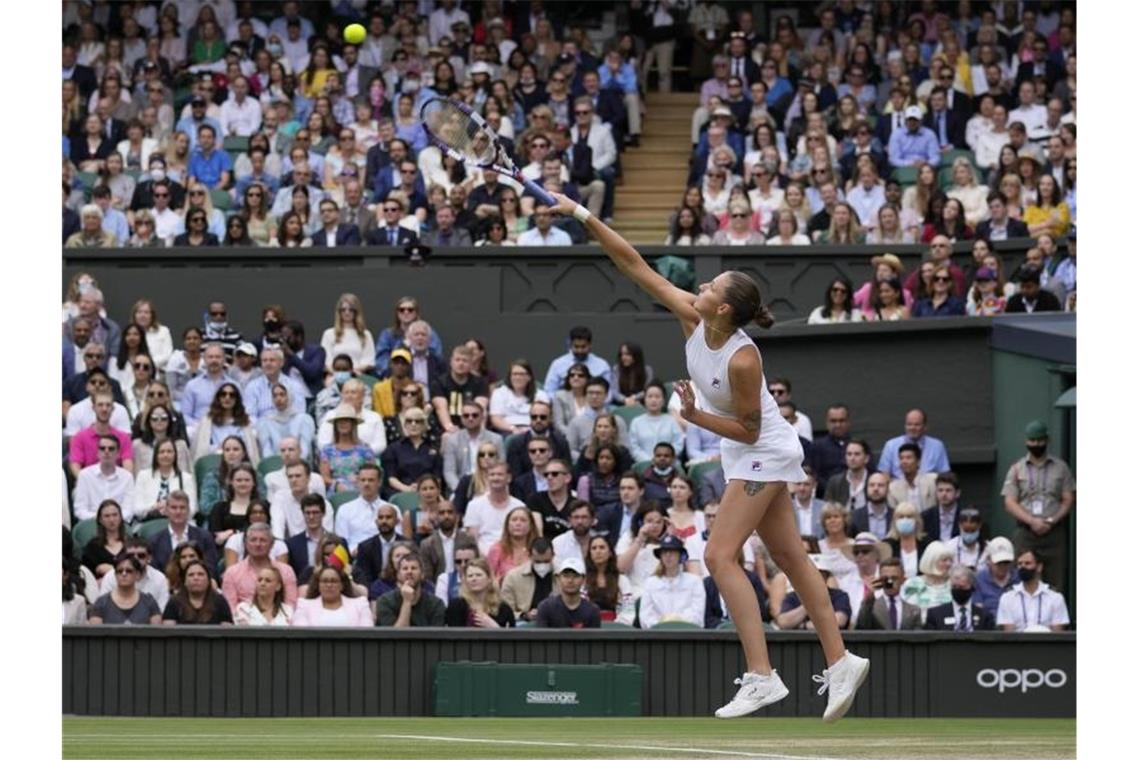 Wirklichkeit besser als Träume: Barty feiert Wimbledonsieg Ihre Finalgegnerin Karolina Pliskova bei einem Aufschlag. Foto: Kirsty Wigglesworth/AP/dpa