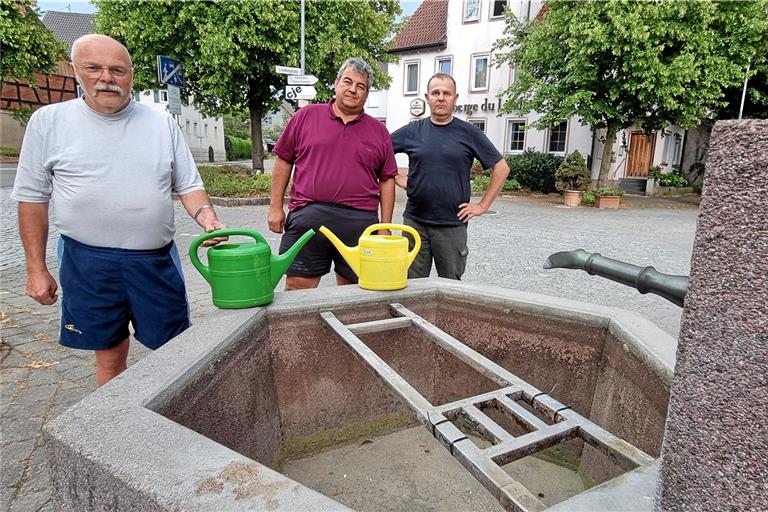 Ihre Gießkannen müssen leer bleiben: Die Steinbacher Martin Femiak, Jürgen Feucht und Gerhard Skrobek (von links). Foto: Florian Muhl