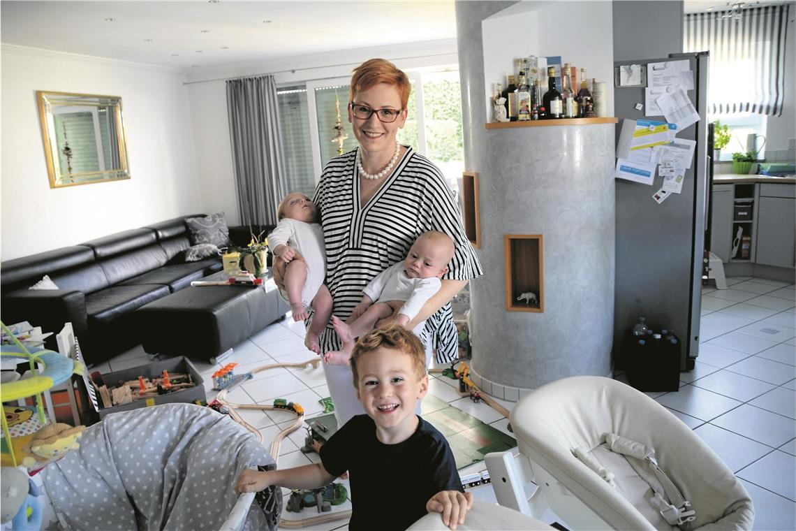 Ihre Jungs sollen nicht für weitere acht Jahre die „Bürgermeister-Kinder“ sein: Birgit Hannemann, Noah und die Zwillinge Jonas und Elias im August 2018. Archivfoto: S. Brock