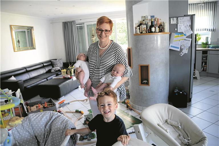 Ihre Jungs sollen nicht für weitere acht Jahre die „Bürgermeister-Kinder“ sein: Birgit Hannemann, Noah und die Zwillinge Jonas und Elias im August 2018. Archivfoto: S. Brock