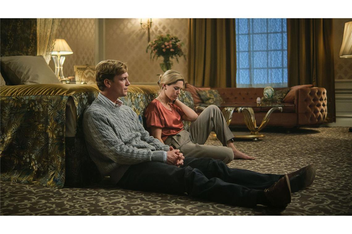 „The Crown“ in Oranje Ihre Liebe löst eine Staatskrise aus: Kronprinz Willem-Alexander (Martijn Lakemeier) und seine Freundin Máxima Zorreguieta (Delfina Chaves).