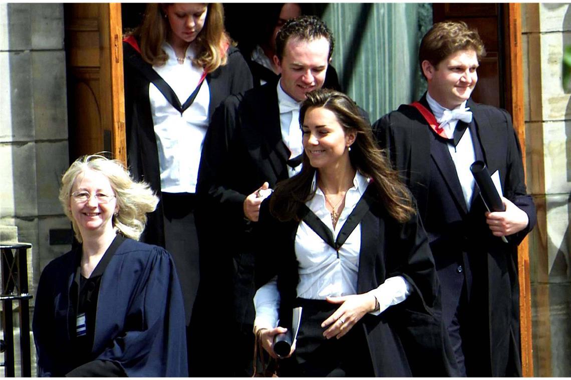 Ihre Liebesgeschichte begann in Schottland: Während ihres Studiums an der britischen Eliteuniversität St. Andrews lernt Kate Middleton 2002 Prinz William kennen. Kate, Tochter eines englischen Unternehmerpaares, das mit einem Partyversandhandel ein Vermögen gemacht hat, studiert bis 2005 in St. Andrews Kunstgeschichte.