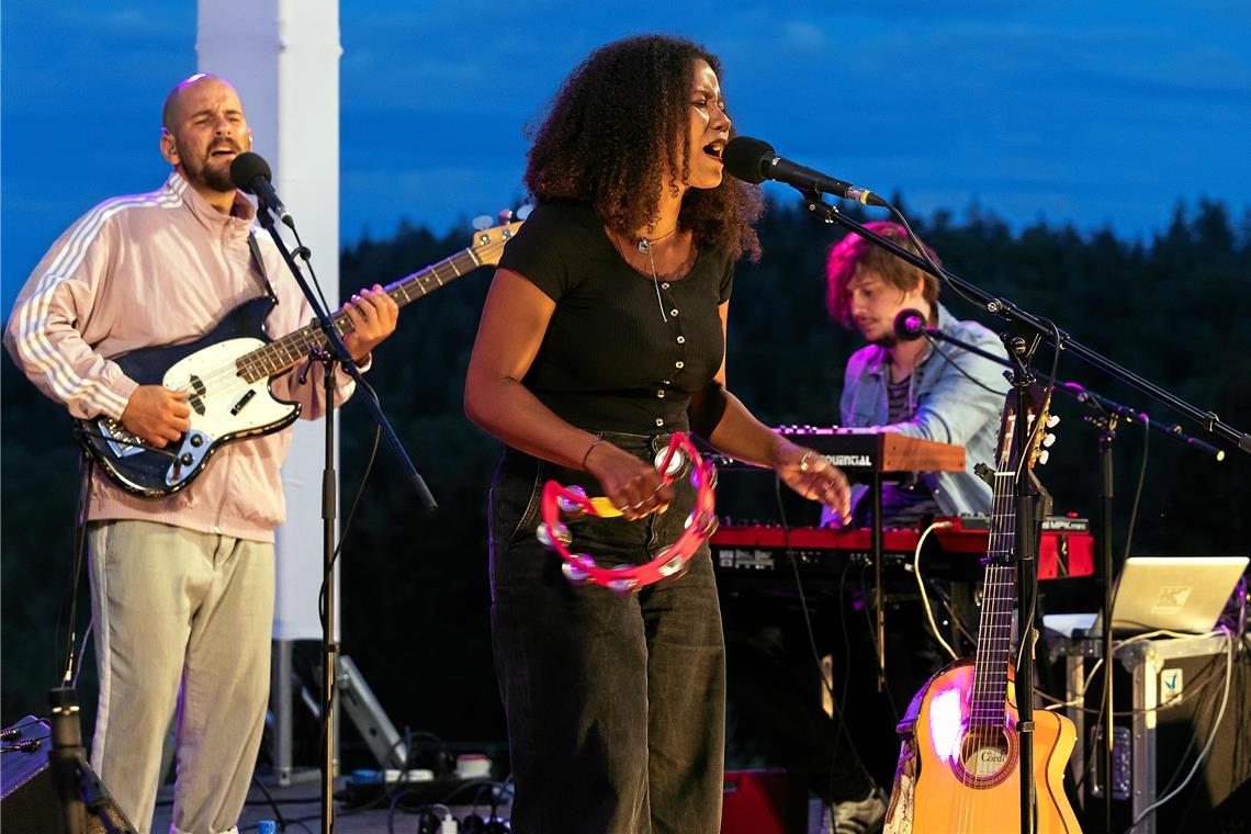 Ihre Lieder und Geschichten erzählen von Liebe und Sehnsucht, Hoffnung und auch von Träumen: Ami Warning mit ihrem Bassisten Isaac Reed und Keyboarder Beni Michael. Foto: J. Fiedler