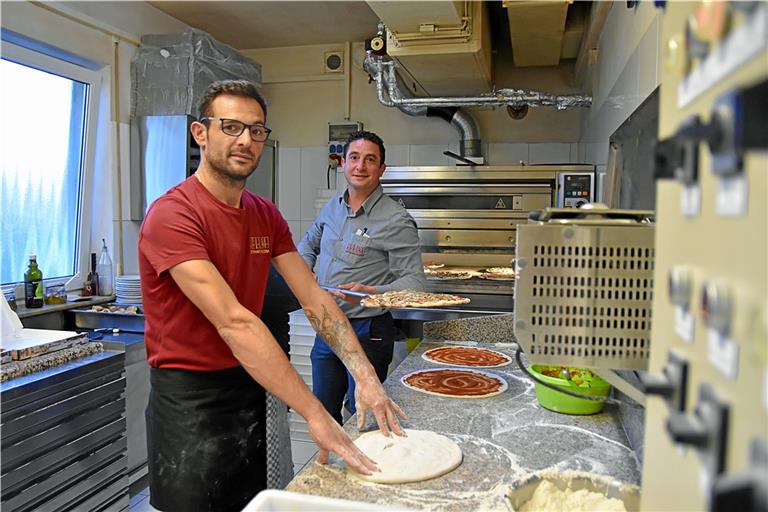 Ihre Pizzen backen die Brüder Danilo (links) und Toni Rubino im elektrischen Steinofen. Foto: Tobias Sellmaier 