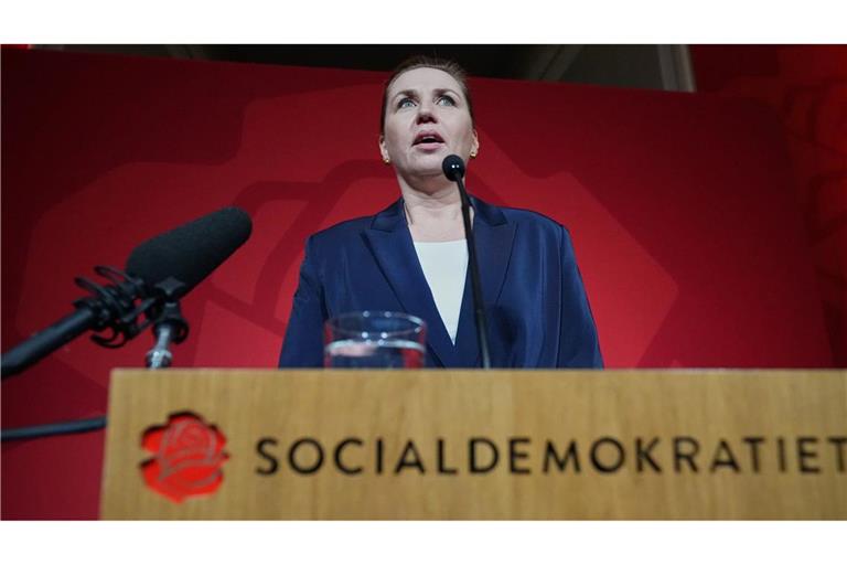 Ihre Regierung tritt zurück - trotzdem will Mette Frederiksen Regierungschefin bleiben.