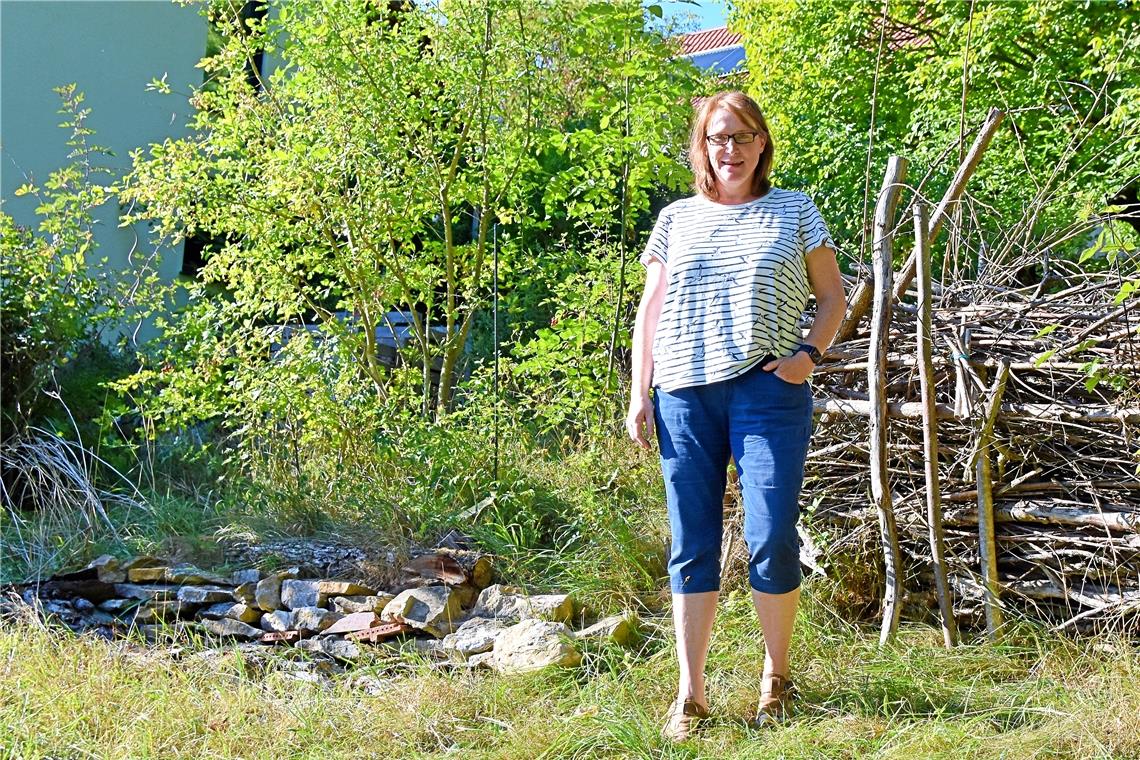 Ihren eigenen Garten hat Anja McGrath naturnah gestaltet, unter anderem mit Eidechsenburgen und einer Totholzhecke. Fotos: Tobias Sellmaier
