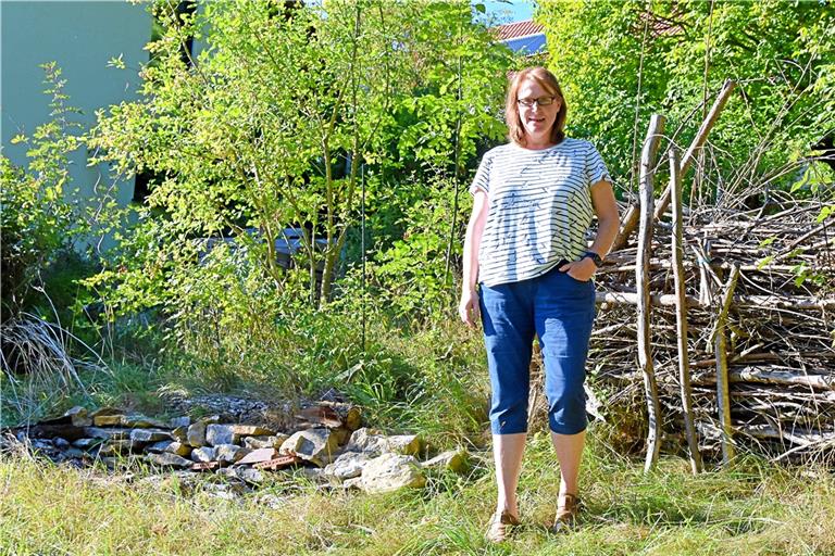 Ihren eigenen Garten hat Anja McGrath naturnah gestaltet, unter anderem mit Eidechsenburgen und einer Totholzhecke. Fotos: Tobias Sellmaier