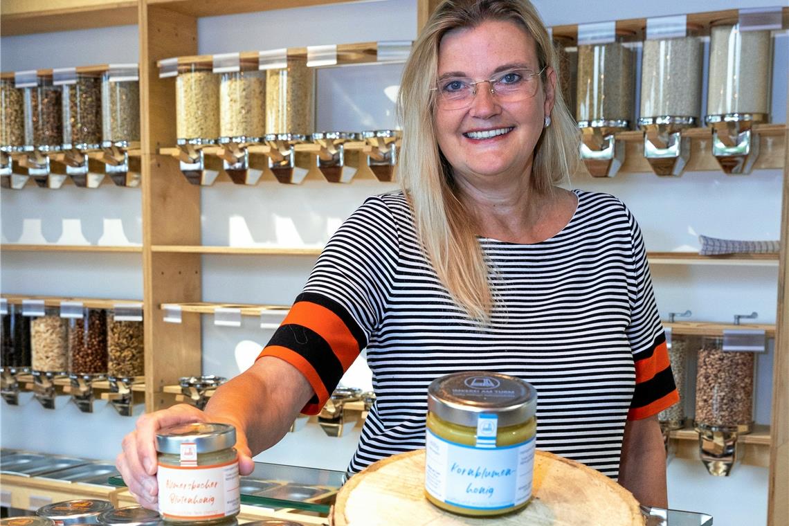 Ihren Honig verkauft Imkerin Meike Höfliger jetzt im eigenen Hofladen. Auch eine Ecke mit unverpackten Produkten gehört zum Sortiment. Fotos: Alexander Becher
