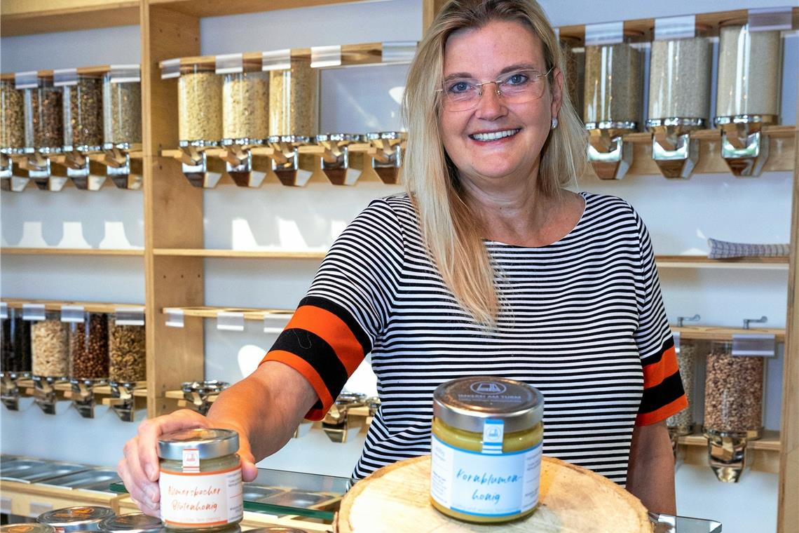 Das Geschäft summt und brummt Ihren Honig verkauft Imkerin Meike Höfliger jetzt im eigenen Hofladen. Auch eine Ecke mit unverpackten Produkten gehört zum Sortiment. Fotos: Alexander Becher