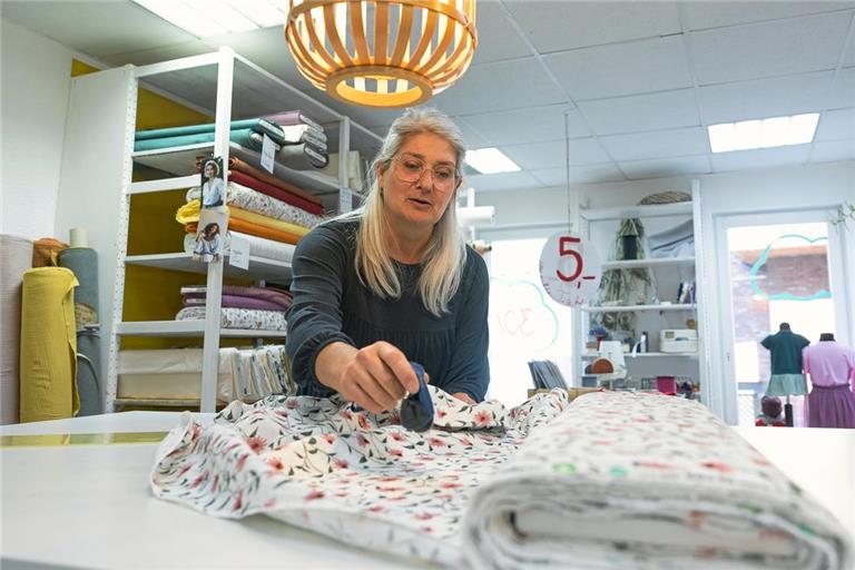 Ihren Laden „Ammerseekids“ muss Beate Kirchherr schließen, Kleidung nähen möchte sie aber weiterhin. Fotos: Alexander Becher