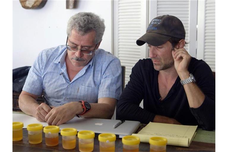 Ikarus-Regisseur Bryan Fogel (r) mit dem russischen Wissenschaftler Grigori Rodschenkow. Foto: Icarus/Netflix /dpa
