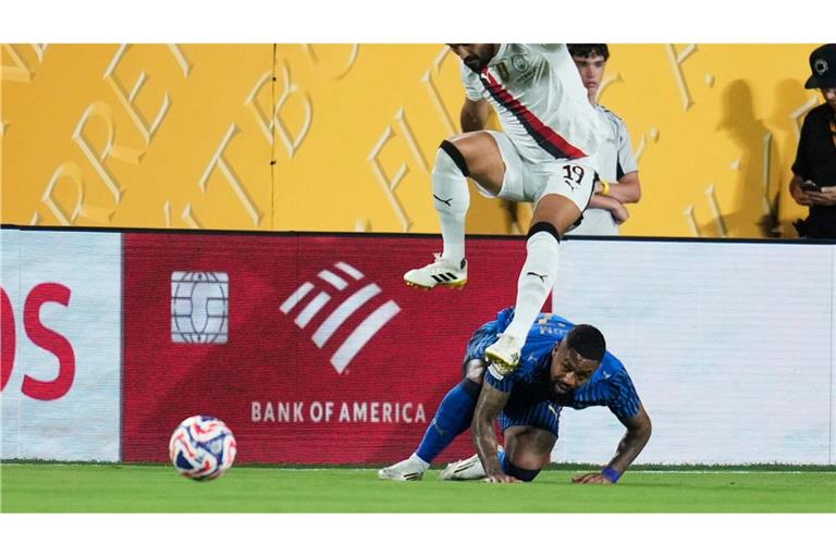 Ikay Gundogan überspringt Malcom von Al-Hilal.