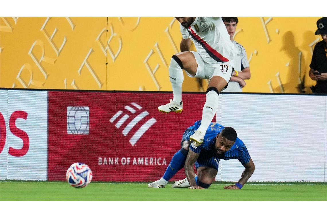 Ikay Gundogan überspringt Malcom von Al-Hilal.
