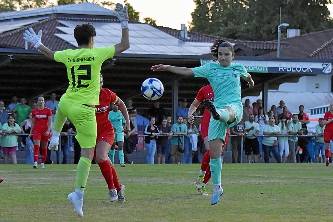 Frauenfußball im Raum Backnang: Ein Aushängeschild und zwei Ärgernisse Ilirjana Musliu erzielt im Pokalfinale das 2:0 für die SGM. 800 Zuschauer beweisen das hohe Interesse am Frauenfußball. Foto: Tobias Sellmaier