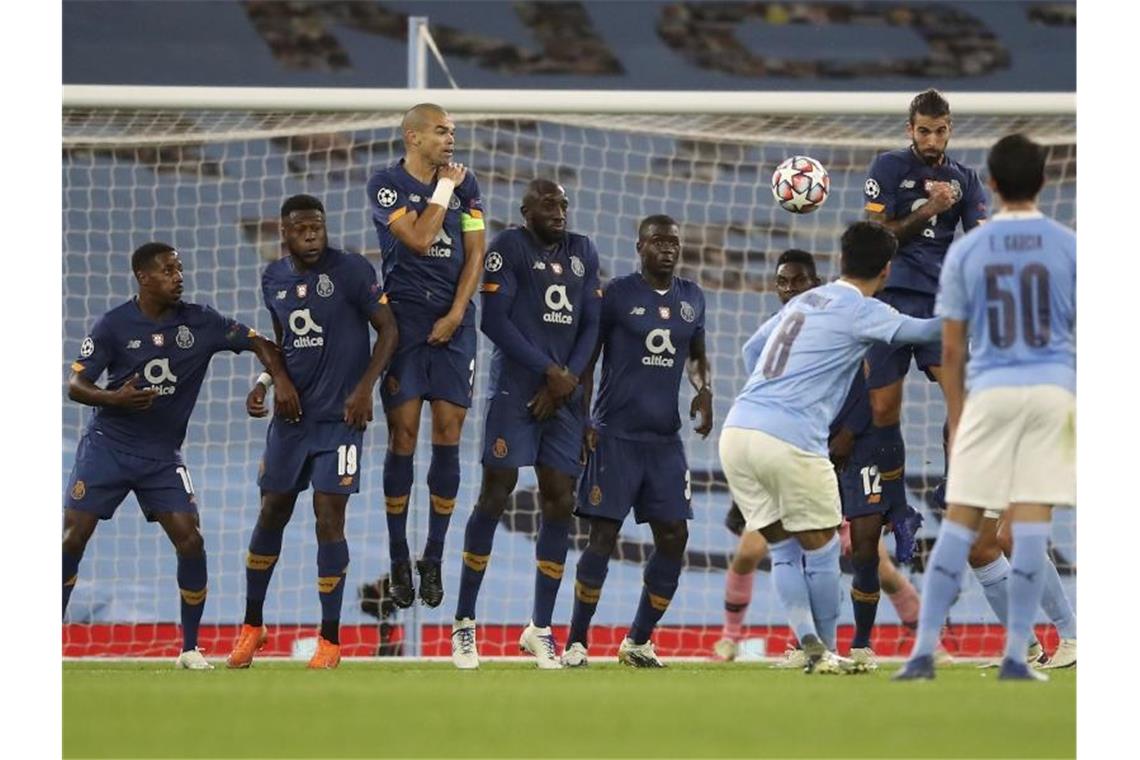 Real blamiert sich zum Auftakt - Traumtor von Gündogan Ilkay Gündogan (2.v.r) sorgte beim ManCity-Sieg gegen Porto für die Vorentscheidung. Foto: Martin Rickett/Pool PA/AP/dpa