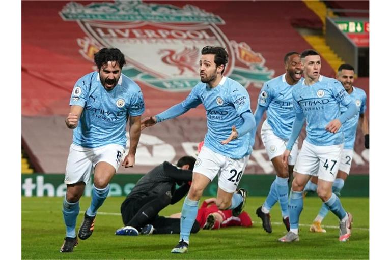 Ilkay Gündogan (l) verschoss in der ersten Halbzeit einen Elfmeter, traf dann aber doppelt. Foto: Jon Super/PA Wire/dpa