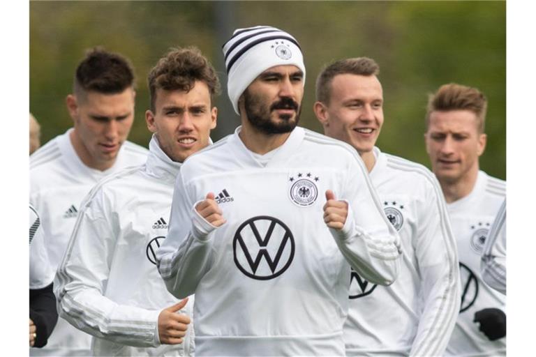 Ilkay Gündogan (M) nimmt am Training der Nationalmannschaft teil. Foto: Bernd Thissen/dpa