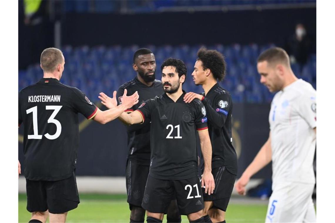 Drei Tore nach Corona-Schreck: Erstes Geschenk für Löw Ilkay Gündogan (M.) steuerte das 3:0 bei. Foto: Federico Gambarini/dpa