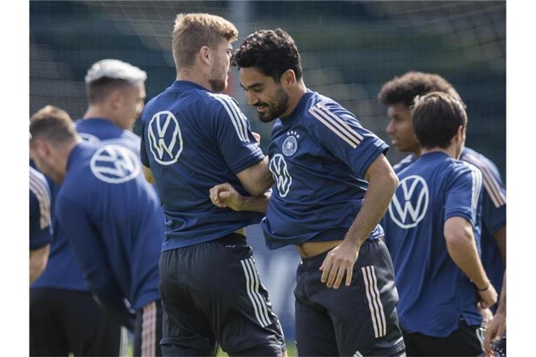 Ilkay Gündogan (M) wird gegen Island von Beginn an spielen. Foto: Tom Weller/dpa