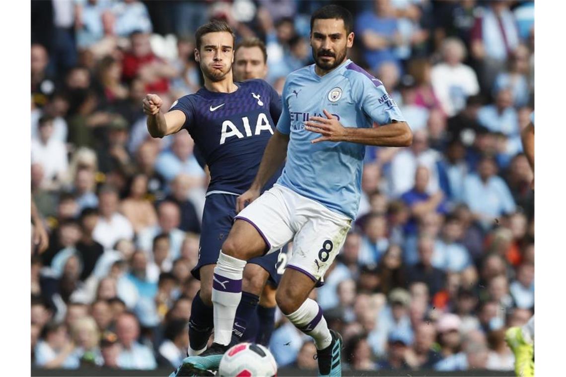 Man City und der Ärger um den Videobeweis Ilkay Gündogan (r) ärgerte sich über die Handspiel-Regel. Foto: Simon Bellis
