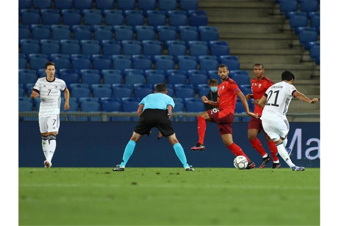 „Sehr ärgerlich“: Löw-Team gibt wieder Vorsprung her Ilkay Gündogan (r) erzielte das 1:0 mit einem platzierten Schuss. Foto: Christian Charisius/dpa
