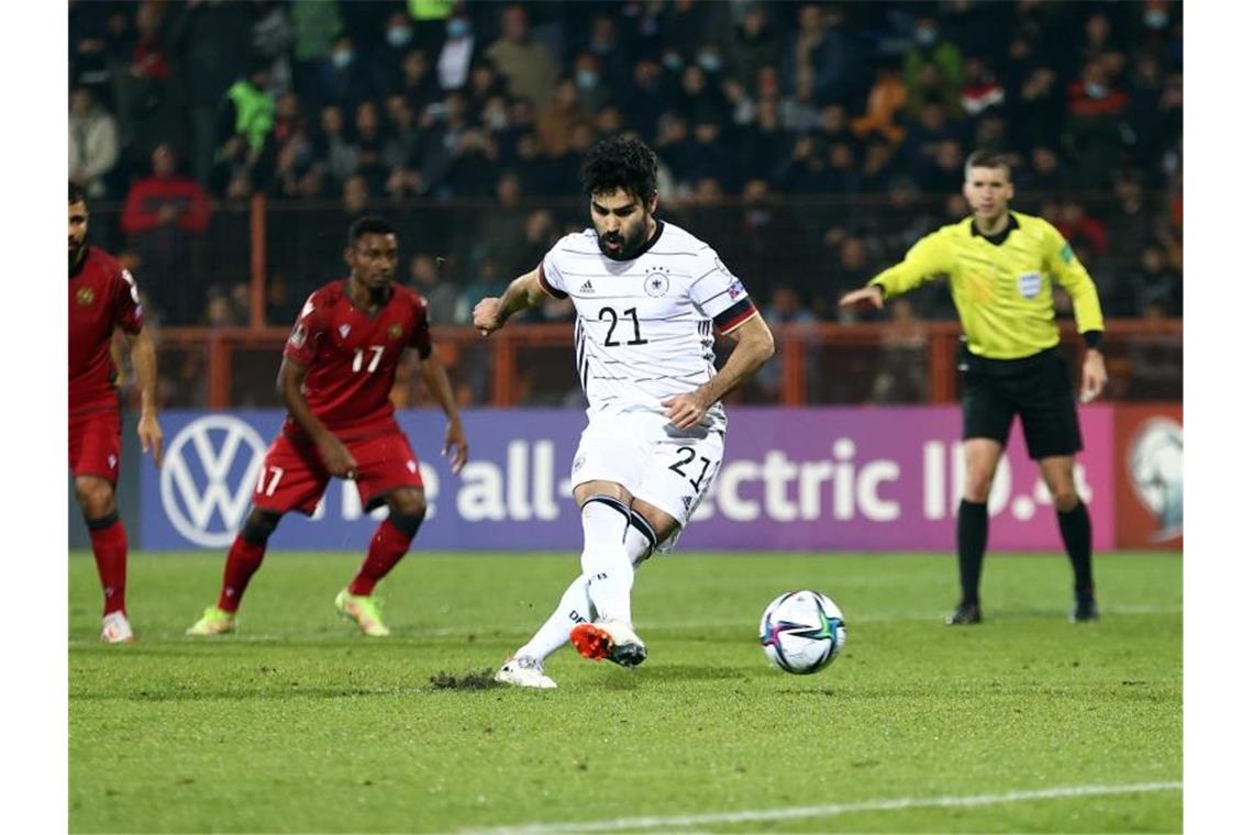 Flicks siebter Streich: DFB-Auswahl gewinnt auch in Armenien Ilkay Gündogan trifft per Elfmeter zum 2:0. Foto: Christian Charisius/dpa