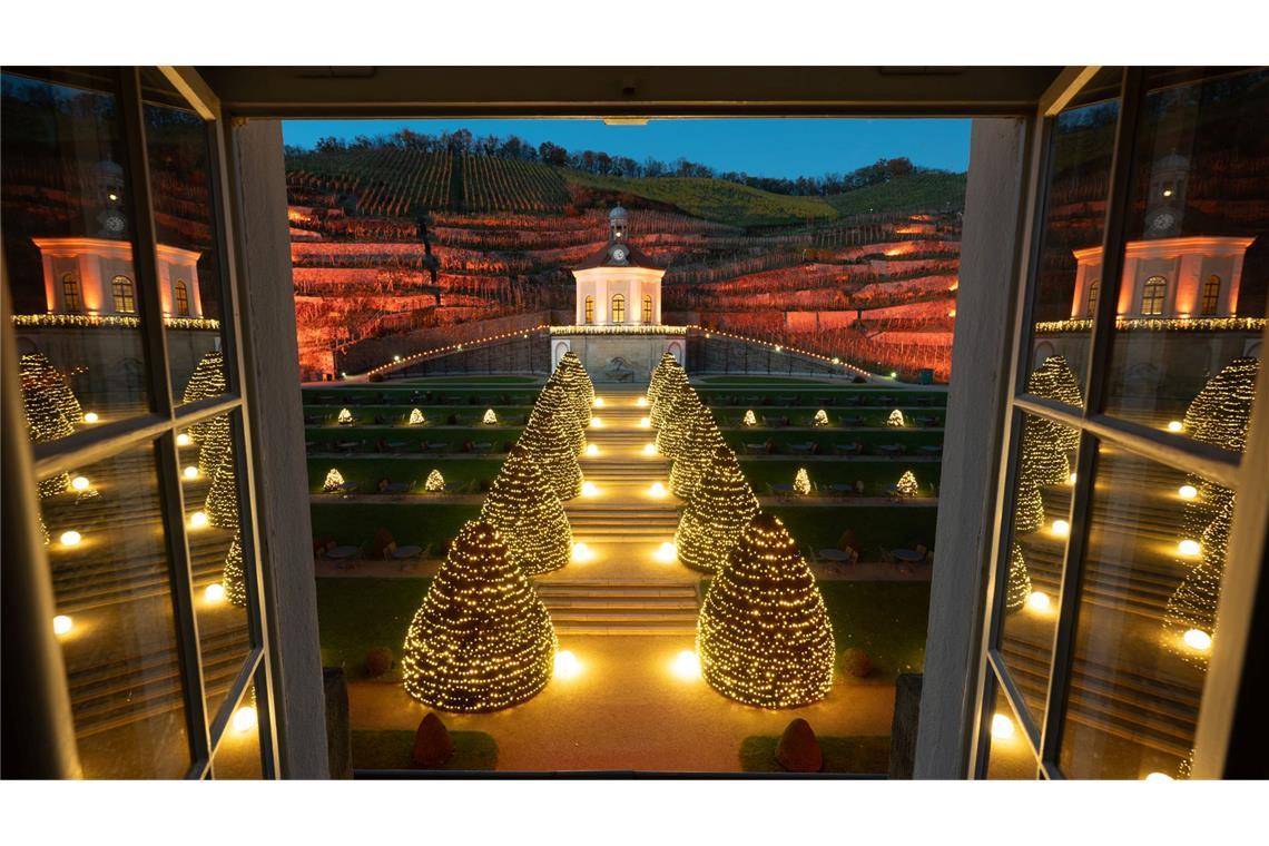 Illuminiert ist das Gelände des Sächsischen Staatsweingutes mit dem Belvedere bei einer Beleuchtungsprobe vor dem Start von "Wein & Licht auf Schloss Wackerbarth". T