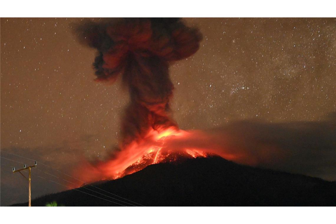 Indonesischer Vulkan spuckt Aschewolke aus ILLUSTRATION Das Archivbild zeigt den Vulkan Lewotobi Laki-Laki am 27.4.2025.