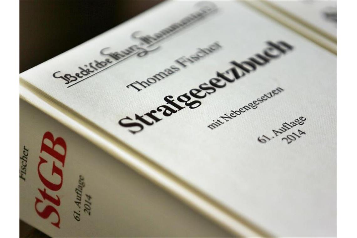 Kannibalismus-Verdacht: Mordprozess gegen Lehrer in Berlin ILLUSTRATION - Das Strafgesetzbuch liegt in einem Gerichtssaal. Foto: Oliver Berg/dpa