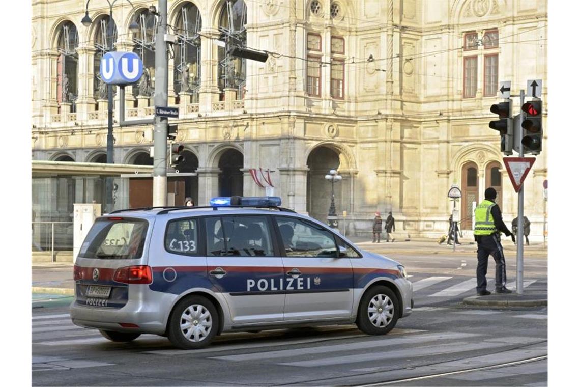 Islamistischer Anschlag erschüttert Wien Illustration: Ein Fahrzeug der Wiener Polizei in der Innenstadt der österreichischen Hauptstadt. Foto: Hans Punz/APA/dpa