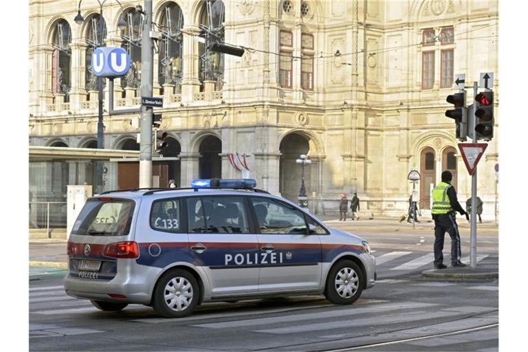 Illustration: Ein Fahrzeug der Wiener Polizei in der Innenstadt der österreichischen Hauptstadt. Foto: Hans Punz/APA/dpa