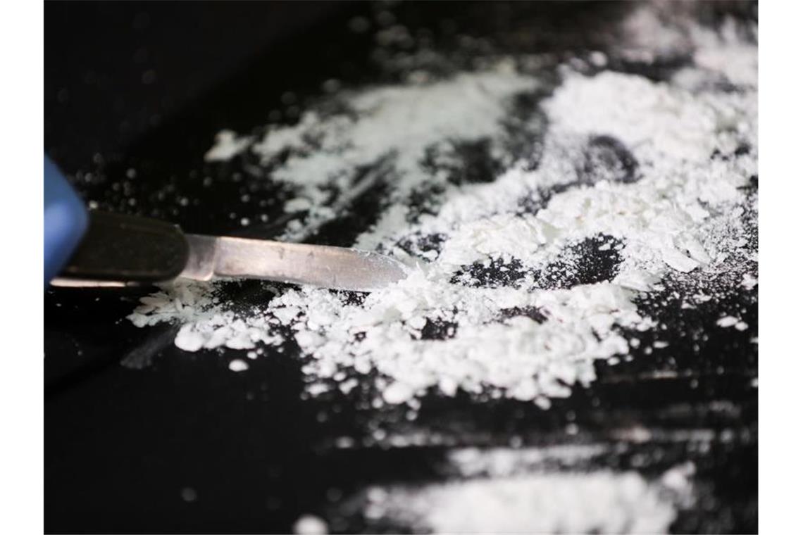 ILLUSTRATION - Ein Zollbeamter präsentiert Kokain aus einem großen Kokainfund. Foto: Christian Charisius/dpa/Archivbild