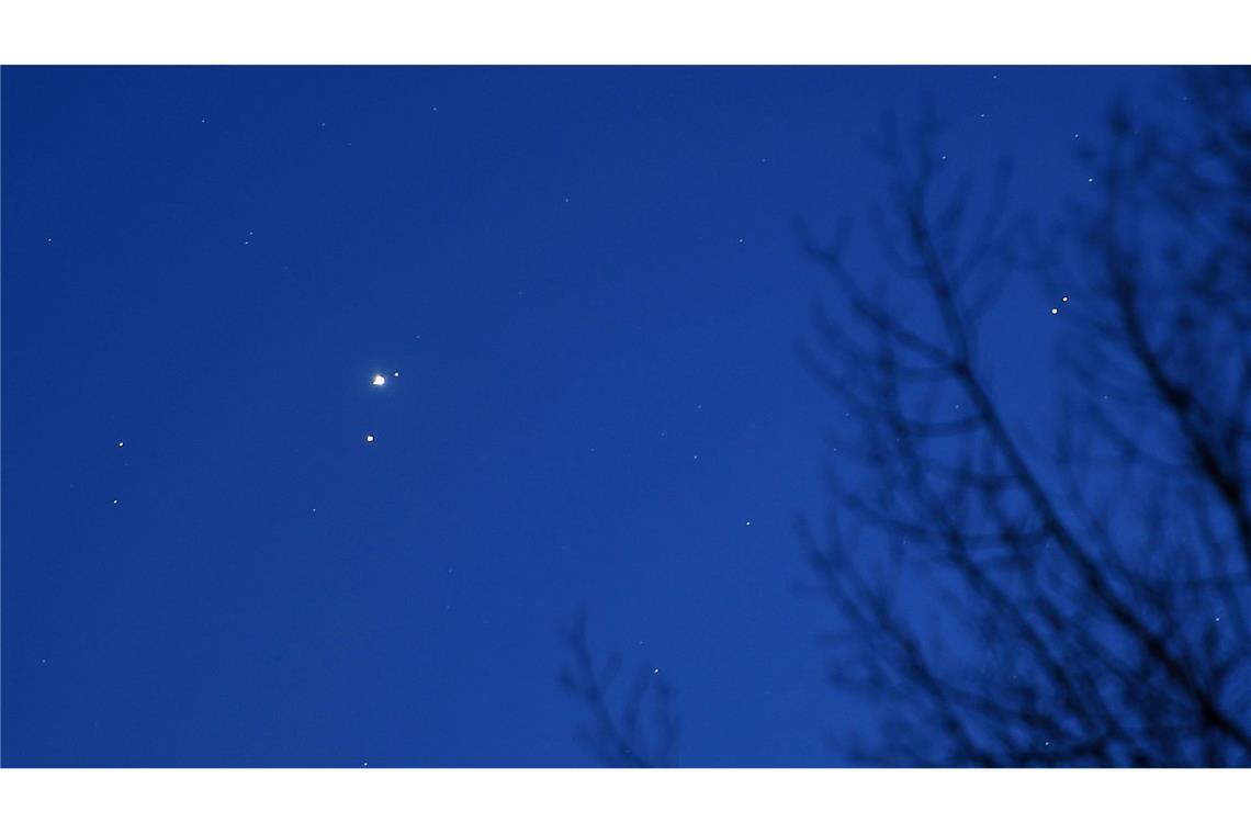 Planeten-Parade am Nachthimmel ILLUSTRATION - Jupiter und Mars am Nachthimmel