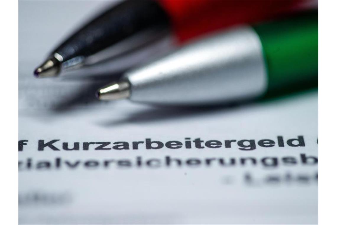 ILLUSTRATION - Zwei Kugelschreiber liegen auf einem Antragsformular für Kurzarbeitergeld. Die Regionaldirektion Nord der Bundesagentur für Arbeit stellt in Schleswig-Holstein befristet bis Ende kommenden Jahres 26 Mitarbeiter für den Bereich Kurzarbeitergeld ein. Foto: Jens Büttner/dpa-Zentralbild/dpa