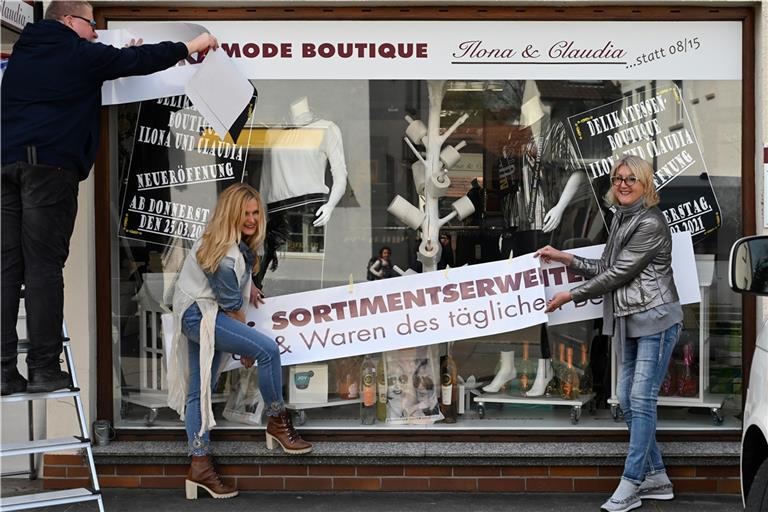 Ilona Müller und Claudia Weiß erweitern das Sortiment ihrer Modeboutique um Delikatessen und Klopapier, damit diese weiterhin geöffnet bleiben kann.Foto: Michael Kurz