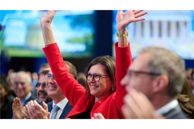 Ilse Aigner (CSU) wird auf dem Parteitag in München von den Delegierten bejubelt.