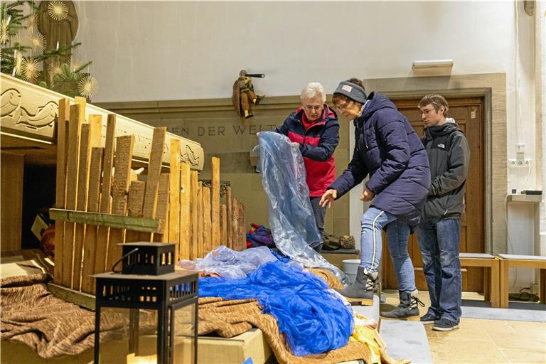 Ilse Thater (von links), Sabine Heeß und Martin Thater helfen beim Aufbau der Weihnachtskrippe in St. Johannes in Backnang. Fotos: Alexander Becher
