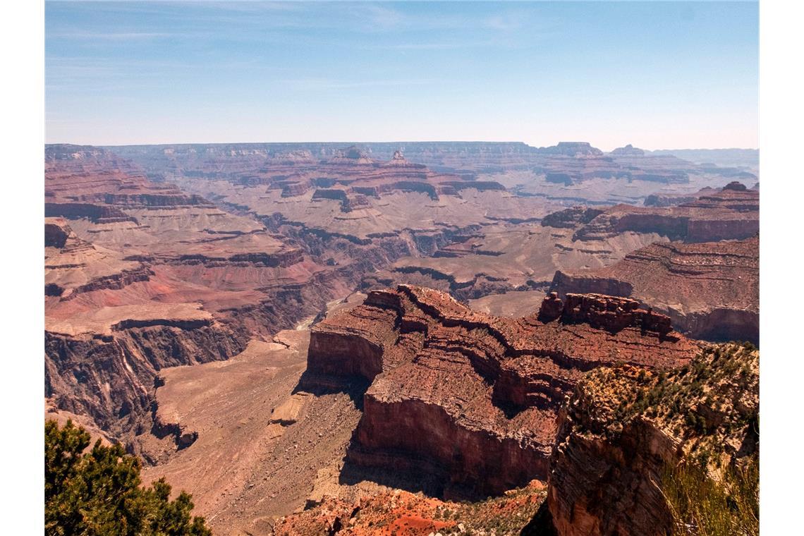 Wie ein Meteoriten-Einschlag den Grand Canyon veränderte Im 12. Jahrhundert setzte eine etwa 3 Jahrhunderte andauernde Dürreperiode ein und die Anasazi verließen ihre Heimat. Die ebenfalls zur Pueblo-Kultur gehörenden Hopi sind ihre Nachfahren und lebten wie andere Indianerstämme in jüngerer Vergangenheit in der Gegend.