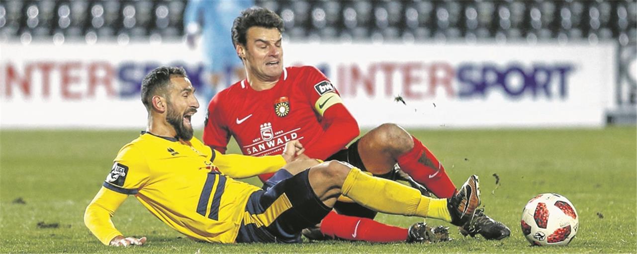 Im Abstiegskampf geht es für SG-Kapitän Julian Leist (rotes Trikot, im Duell mit Kölns Hamdi Dahmani) und Co. nicht um einen Schönheitspreis, sondern vor allem um die Ergebnisse. Foto: A. Becher