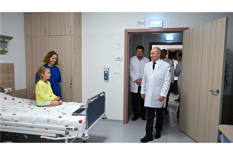 Im Ärztekittel hat sich Putin schon öfter präsentiert, als Patient lässt er sich jedoch nicht ablichten. (Archivbild)