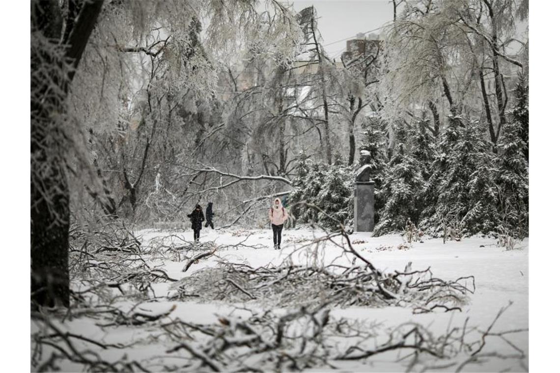 Im äußersten Osten Russlands haben Schnee und Eis die Energieversorgung unterbrochen. Foto: Aleksander Khitrov/AP/dpa