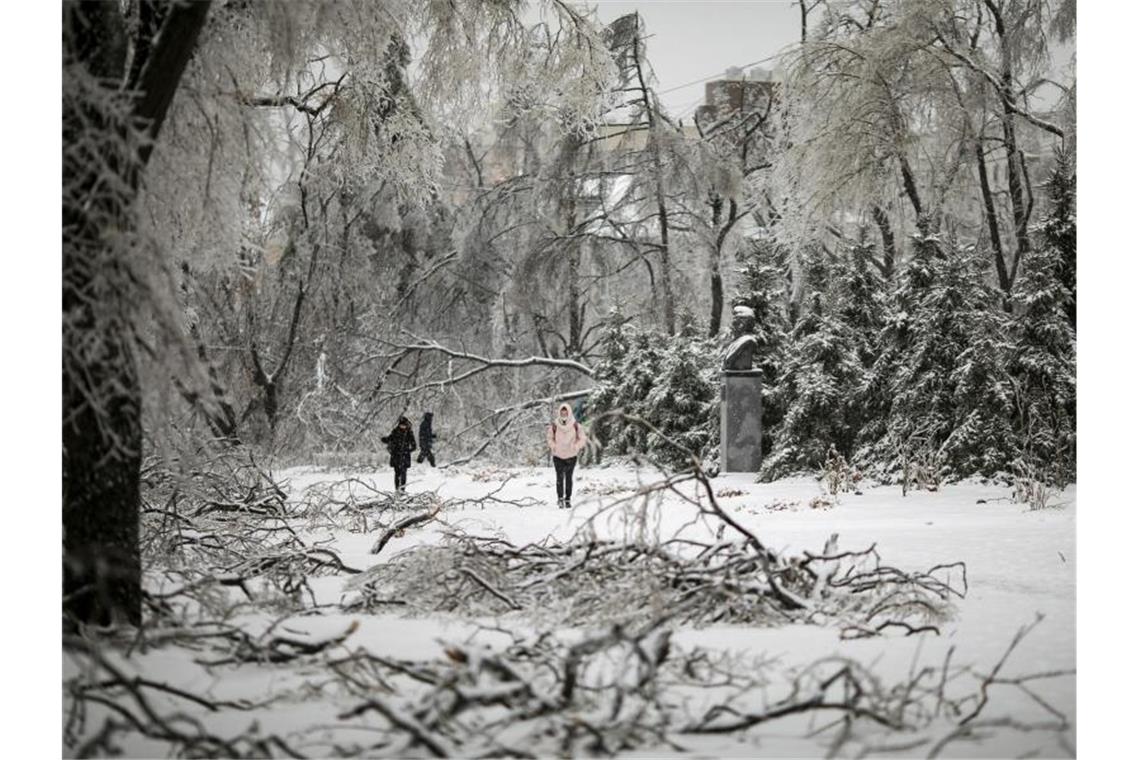 Eissturm in Russland - Hunderte noch ohne Strom Im äußersten Osten Russlands haben Schnee und Eis die Energieversorgung unterbrochen. Foto: Aleksander Khitrov/AP/dpa