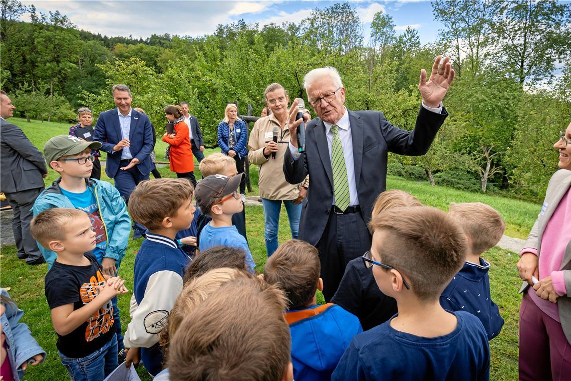 Winfried Kretschmann gefällt’s im Rems-Murr-Kreis Im Allmersbacher Freiluftklassenzimmer tritt klar hervor, dass Winfried Kretschmann einstens selbst Lehrer war.Fotos: Alexander Becher